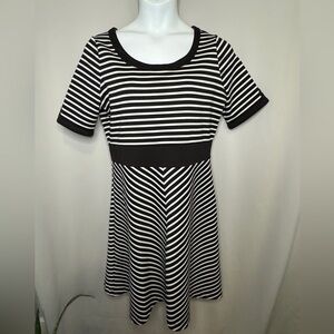 Liz Claiborne Black and White Striped Short Sleeve Dress - EUC